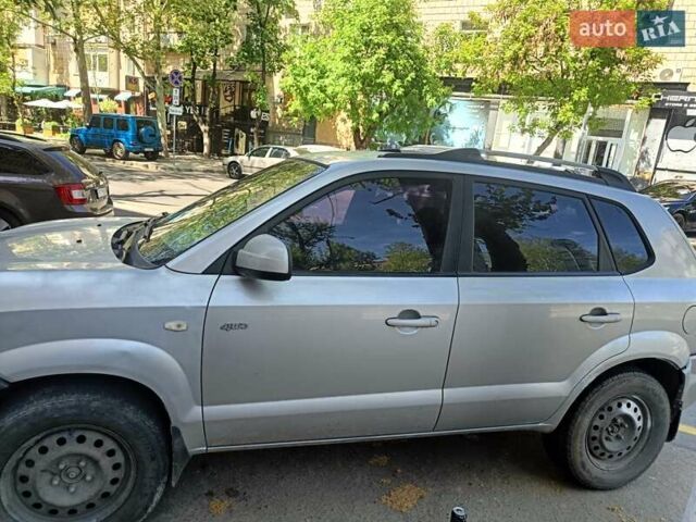 Серый Хендай Туксон, объемом двигателя 2 л и пробегом 311 тыс. км за 5000 $, фото 3 на Automoto.ua
