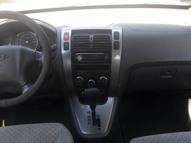 Серый Хендай Туксон, объемом двигателя 2 л и пробегом 235 тыс. км за 4600 $, фото 2 на Automoto.ua