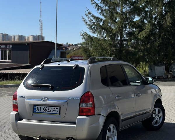 Сірий Хендай Туксон, об'ємом двигуна 2 л та пробігом 230 тис. км за 5900 $, фото 7 на Automoto.ua