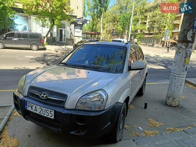 Серый Хендай Туксон, объемом двигателя 2 л и пробегом 311 тыс. км за 5000 $, фото 2 на Automoto.ua