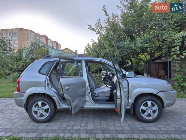 Сірий Хендай Туксон, об'ємом двигуна 1.98 л та пробігом 230 тис. км за 5500 $, фото 4 на Automoto.ua