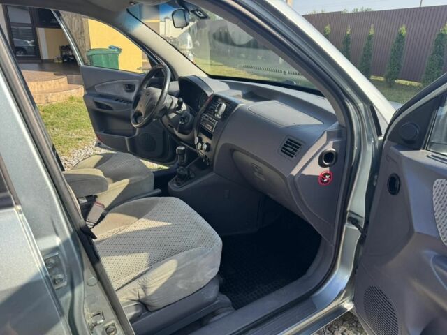 Серый Хендай Туксон, объемом двигателя 2 л и пробегом 250 тыс. км за 5200 $, фото 7 на Automoto.ua