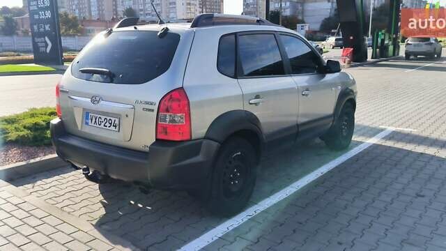 Серый Хендай Туксон, объемом двигателя 1.99 л и пробегом 275 тыс. км за 4400 $, фото 4 на Automoto.ua