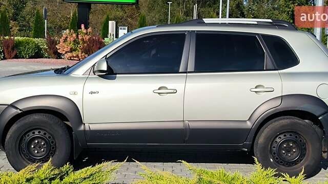 Серый Хендай Туксон, объемом двигателя 1.99 л и пробегом 275 тыс. км за 4400 $, фото 7 на Automoto.ua