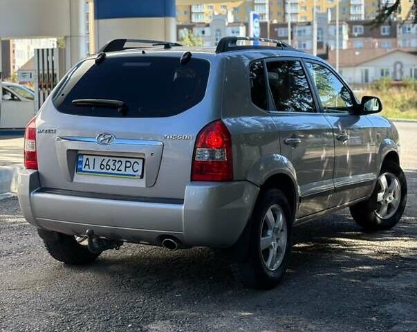 Сірий Хендай Туксон, об'ємом двигуна 2 л та пробігом 230 тис. км за 5900 $, фото 3 на Automoto.ua