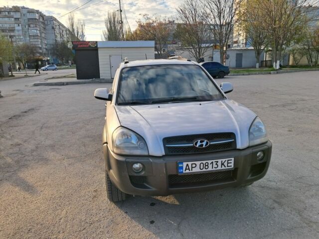 Сірий Хендай Туксон, об'ємом двигуна 2 л та пробігом 290 тис. км за 7500 $, фото 6 на Automoto.ua