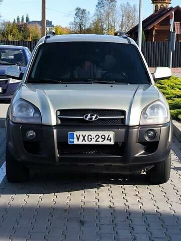 Серый Хендай Туксон, объемом двигателя 1.99 л и пробегом 275 тыс. км за 4400 $, фото 2 на Automoto.ua