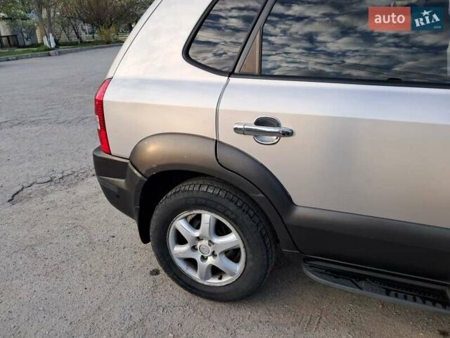 Серый Хендай Туксон, объемом двигателя 2 л и пробегом 290 тыс. км за 7500 $, фото 3 на Automoto.ua
