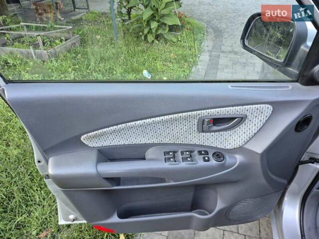 Хендай Туксон 2004 в Львове на Automoto.ua Серый Хендай Туксон, объемом двигателя 1.98 л и пробегом 230 тыс. км за 4900 $, фото 14 на Automoto.ua