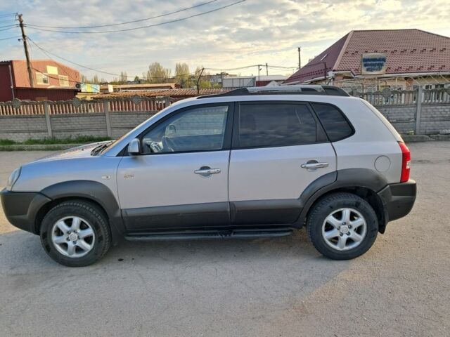 Сірий Хендай Туксон, об'ємом двигуна 2 л та пробігом 290 тис. км за 7500 $, фото 7 на Automoto.ua