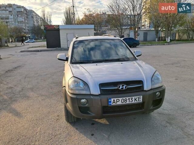 Серый Хендай Туксон, объемом двигателя 2 л и пробегом 290 тыс. км за 7500 $, фото 5 на Automoto.ua