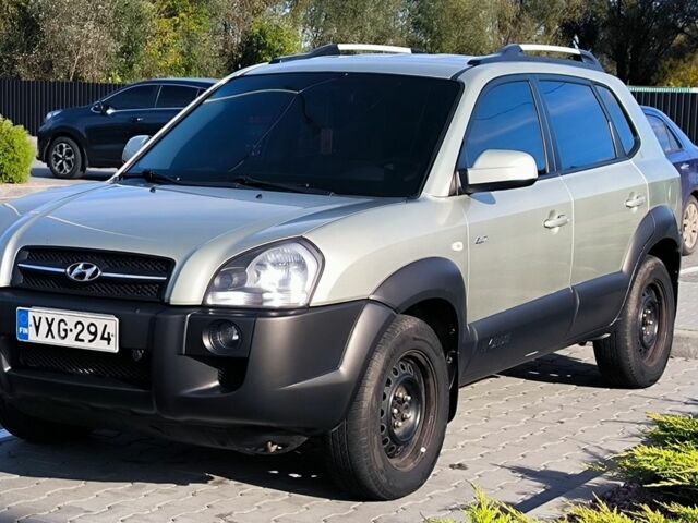 Серый Хендай Туксон, объемом двигателя 2 л и пробегом 275 тыс. км за 4400 $, фото 2 на Automoto.ua