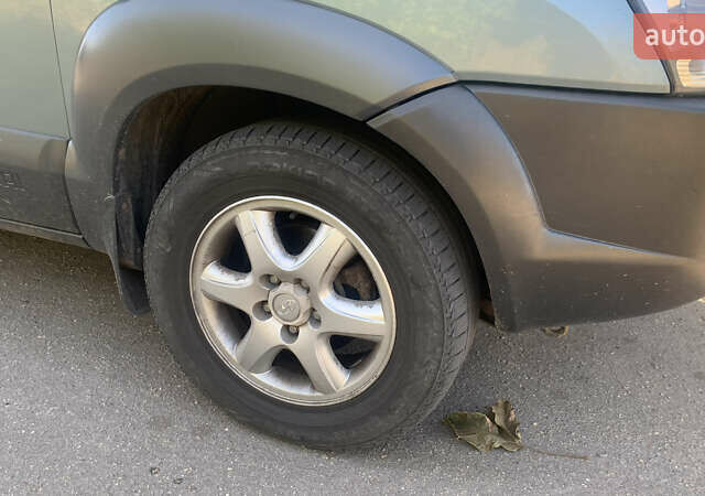 Серый Хендай Туксон, объемом двигателя 2.66 л и пробегом 297 тыс. км за 7000 $, фото 1 на Automoto.ua