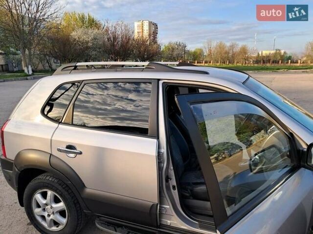 Серый Хендай Туксон, объемом двигателя 2 л и пробегом 290 тыс. км за 7500 $, фото 2 на Automoto.ua