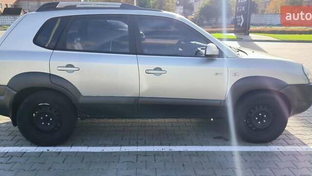 Серый Хендай Туксон, объемом двигателя 1.99 л и пробегом 275 тыс. км за 4400 $, фото 3 на Automoto.ua