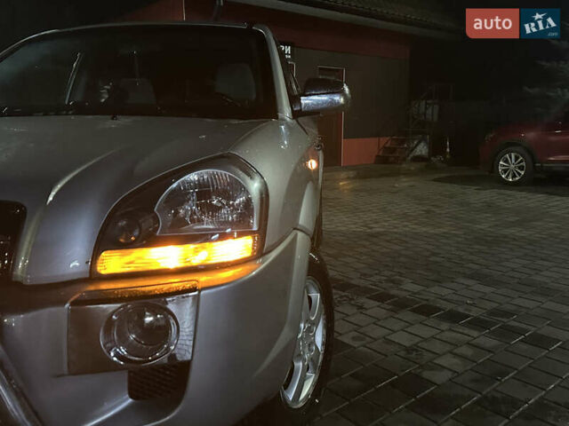 Сірий Хендай Туксон, об'ємом двигуна 2 л та пробігом 262 тис. км за 6200 $, фото 2 на Automoto.ua
