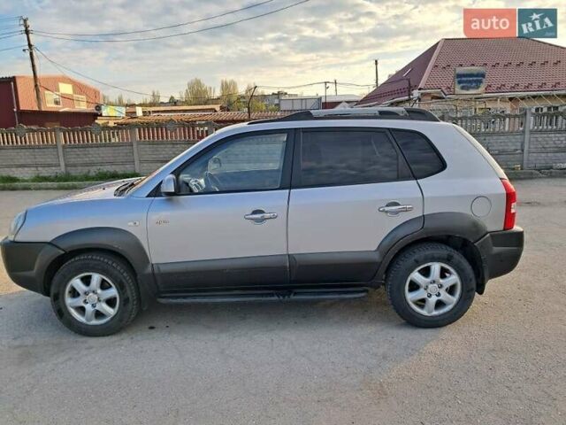 Серый Хендай Туксон, объемом двигателя 2 л и пробегом 290 тыс. км за 7500 $, фото 6 на Automoto.ua