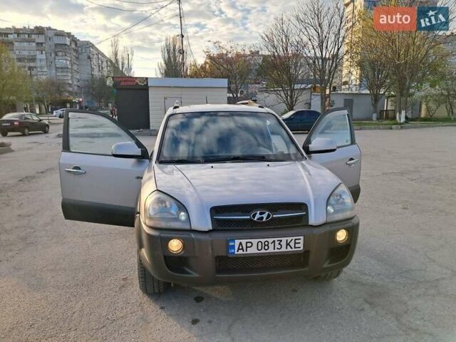 Серый Хендай Туксон, объемом двигателя 2 л и пробегом 290 тыс. км за 7500 $, фото 7 на Automoto.ua