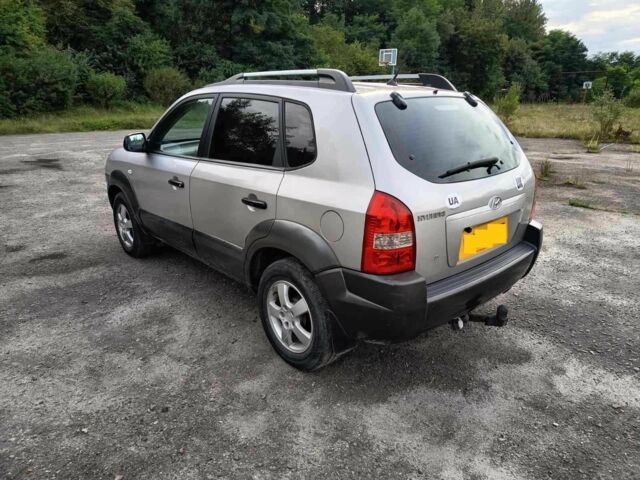 Серый Хендай Туксон, объемом двигателя 2 л и пробегом 196 тыс. км за 3500 $, фото 2 на Automoto.ua