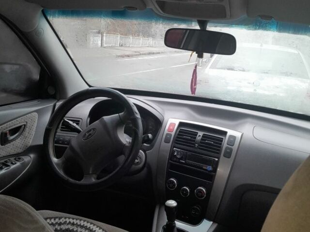 Сірий Хендай Туксон, об'ємом двигуна 2 л та пробігом 310 тис. км за 3884 $, фото 6 на Automoto.ua