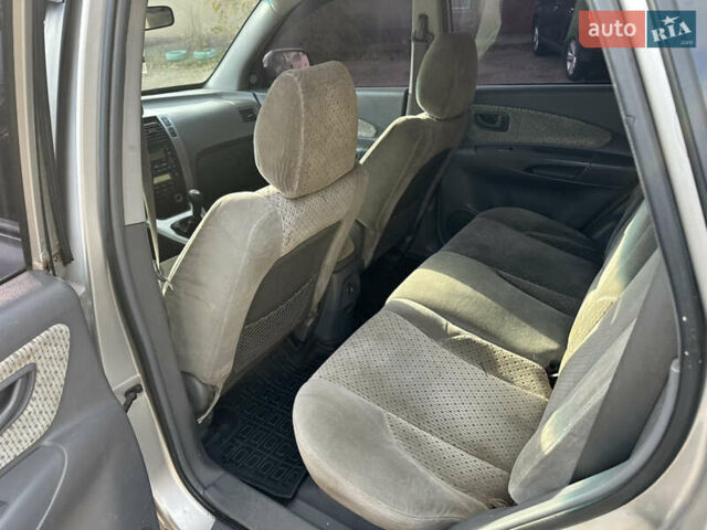 Сірий Хендай Туксон, об'ємом двигуна 2 л та пробігом 250 тис. км за 5850 $, фото 16 на Automoto.ua