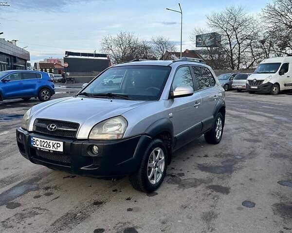 Серый Хендай Туксон, объемом двигателя 1.98 л и пробегом 220 тыс. км за 6800 $, фото 1 на Automoto.ua