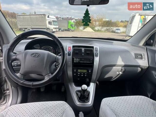 Серый Хендай Туксон, объемом двигателя 1.98 л и пробегом 243 тыс. км за 7100 $, фото 23 на Automoto.ua