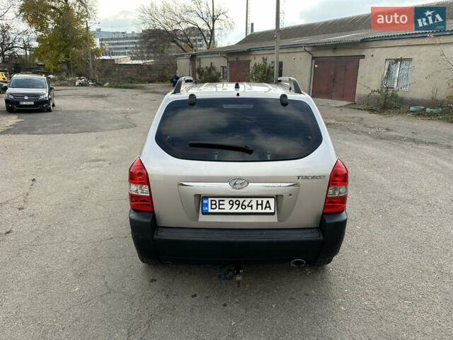Сірий Хендай Туксон, об'ємом двигуна 2 л та пробігом 250 тис. км за 5850 $, фото 4 на Automoto.ua