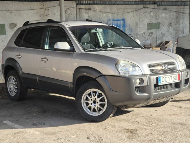 Сірий Хендай Туксон, об'ємом двигуна 2 л та пробігом 250 тис. км за 4132 $, фото 1 на Automoto.ua