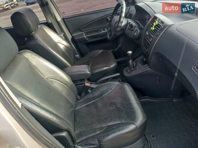 Серый Хендай Туксон, объемом двигателя 1.98 л и пробегом 181 тыс. км за 7000 $, фото 17 на Automoto.ua