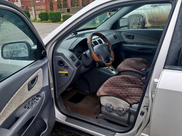 Сірий Хендай Туксон, об'ємом двигуна 2.7 л та пробігом 115 тис. км за 7200 $, фото 1 на Automoto.ua
