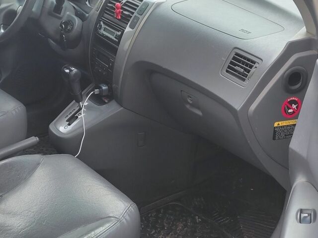 Серый Хендай Туксон, объемом двигателя 2 л и пробегом 264 тыс. км за 4500 $, фото 12 на Automoto.ua