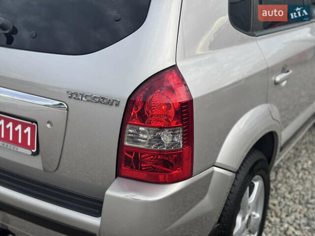 Серый Хендай Туксон, объемом двигателя 2 л и пробегом 155 тыс. км за 6989 $, фото 15 на Automoto.ua