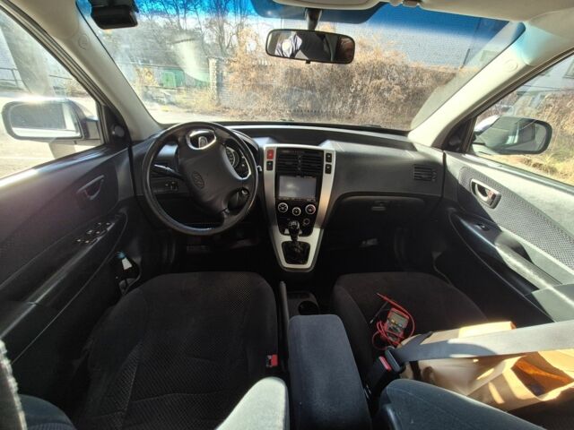 Сірий Хендай Туксон, об'ємом двигуна 2 л та пробігом 250 тис. км за 4132 $, фото 3 на Automoto.ua