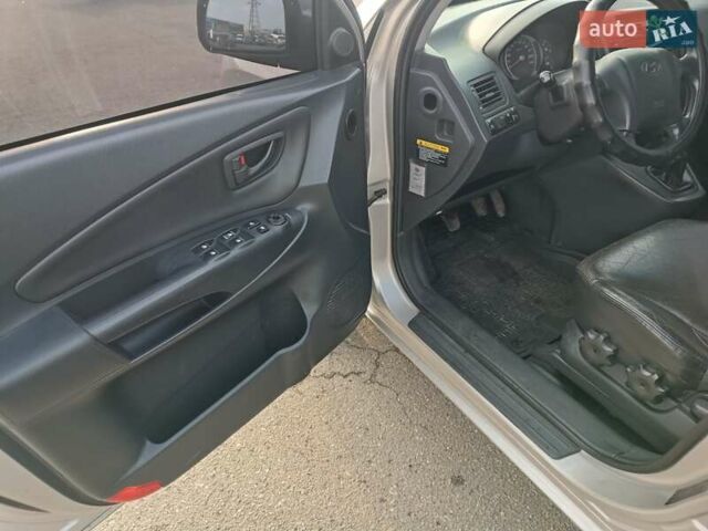 Серый Хендай Туксон, объемом двигателя 1.98 л и пробегом 181 тыс. км за 7000 $, фото 21 на Automoto.ua