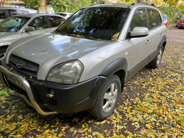 Серый Хендай Туксон, объемом двигателя 2 л и пробегом 100 тыс. км за 3700 $, фото 2 на Automoto.ua