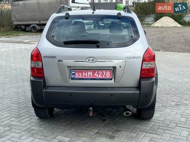Серый Хендай Туксон, объемом двигателя 1.98 л и пробегом 243 тыс. км за 7100 $, фото 5 на Automoto.ua