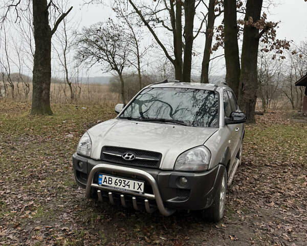 Серый Хендай Туксон, объемом двигателя 1.99 л и пробегом 215 тыс. км за 5980 $, фото 1 на Automoto.ua