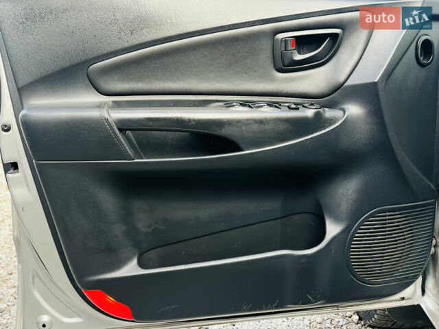 Серый Хендай Туксон, объемом двигателя 2 л и пробегом 182 тыс. км за 7200 $, фото 10 на Automoto.ua