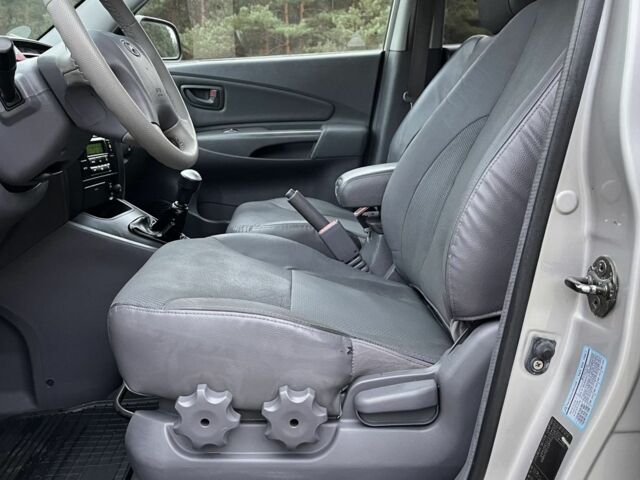 Сірий Хендай Туксон, об'ємом двигуна 2 л та пробігом 187 тис. км за 7650 $, фото 6 на Automoto.ua