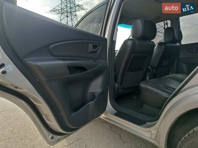 Серый Хендай Туксон, объемом двигателя 1.98 л и пробегом 181 тыс. км за 7000 $, фото 12 на Automoto.ua