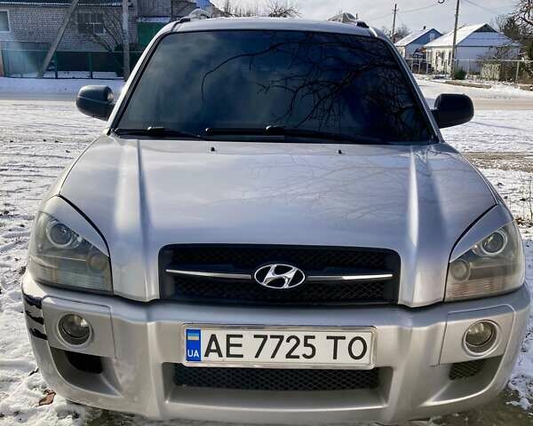 Серый Хендай Туксон, объемом двигателя 1.98 л и пробегом 250 тыс. км за 7900 $, фото 2 на Automoto.ua