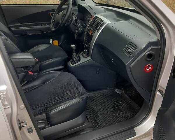 Хендай Туксон 2005 у Рівному на Automoto.ua Сірий Хендай Туксон, об'ємом двигуна 2 л та пробігом 220 тис. км за 6900 $, фото 9 на Automoto.ua