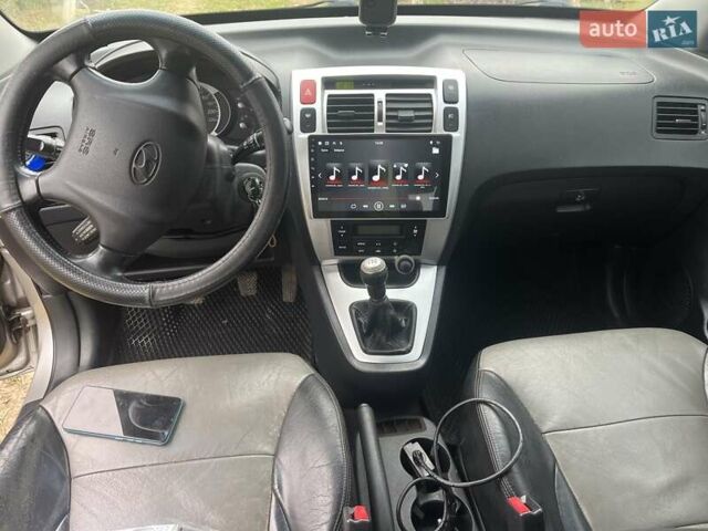 Серый Хендай Туксон, объемом двигателя 1.98 л и пробегом 269 тыс. км за 7300 $, фото 4 на Automoto.ua