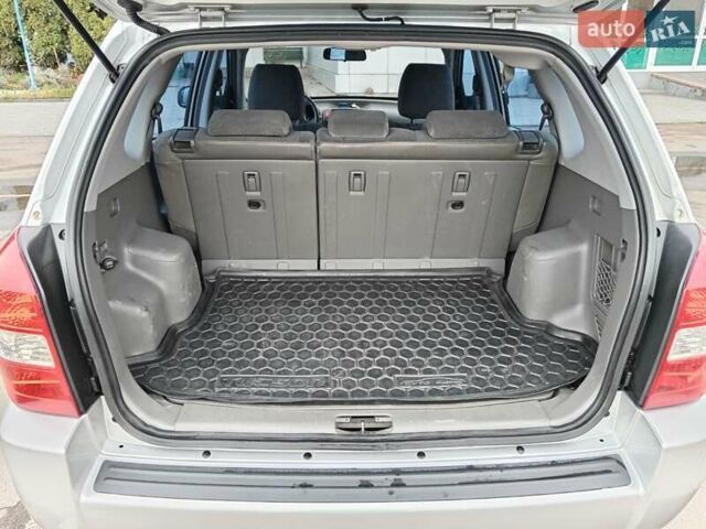Серый Хендай Туксон, объемом двигателя 1.98 л и пробегом 267 тыс. км за 7200 $, фото 7 на Automoto.ua