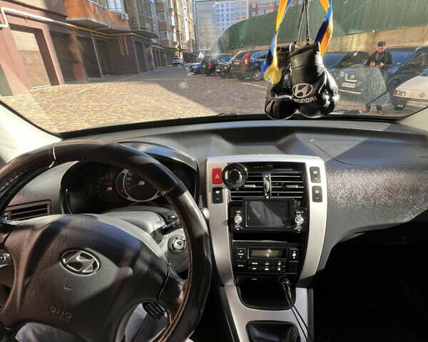 Серый Хендай Туксон, объемом двигателя 2 л и пробегом 285 тыс. км за 6500 $, фото 9 на Automoto.ua