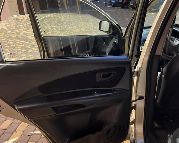 Серый Хендай Туксон, объемом двигателя 2 л и пробегом 285 тыс. км за 6500 $, фото 7 на Automoto.ua