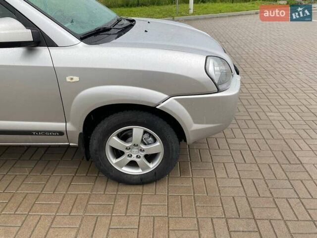 Серый Хендай Туксон, объемом двигателя 1.98 л и пробегом 230 тыс. км за 6700 $, фото 9 на Automoto.ua