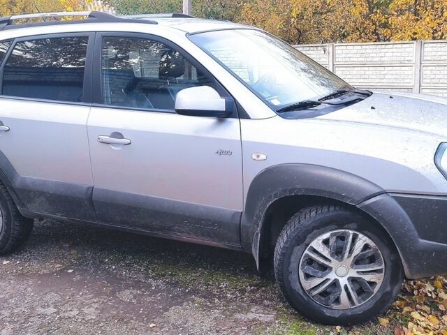 Серый Хендай Туксон, объемом двигателя 2 л и пробегом 264 тыс. км за 4500 $, фото 4 на Automoto.ua