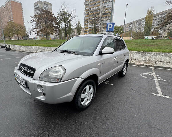 Серый Хендай Туксон, объемом двигателя 2 л и пробегом 163 тыс. км за 8350 $, фото 1 на Automoto.ua